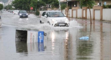 Antalya'da sağanak; rögar kapağı üstündeki asfalt kalktı