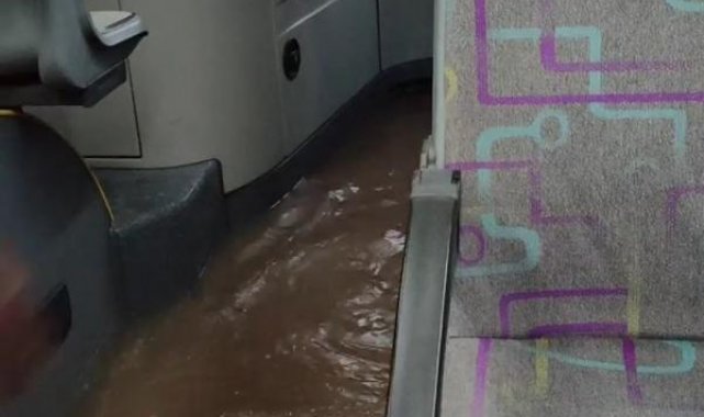 Antalya'da şiddetli yağmur nedeniyle işyerlerini su bastı, araçlar yolda kaldı