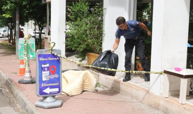Antalya'da sokak ortasındaki cesedin üzerine yorgan, çevresine dubalar konuldu