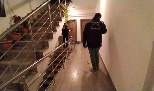 Apartmana girip evin kapısını kurşunladılar