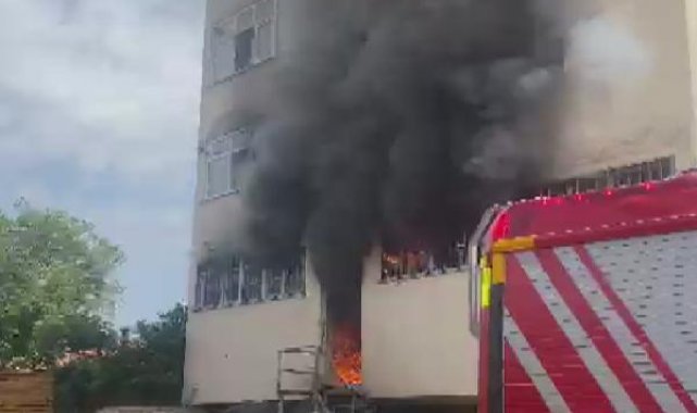 Arnavutköy'de lastik deposunda yangın