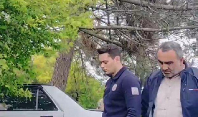 Arnavutköy'de otomobil iett durağında daldı: 2 yaralı