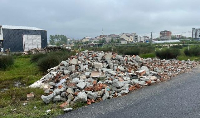 Arnavutköy'de yol kenarına döküm yaparken görüntülenen hafriyat kamyonu sürücüsü yakalandı
