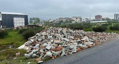 Arnavutköy'de yol kenarına döküm yaparken görüntülenen hafriyat kamyonu sürücüsü yakalandı