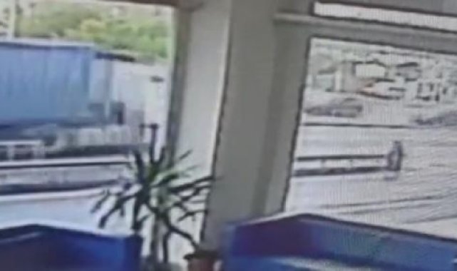 Arnavutköy'de yolun karşısına geçmeye çalışan kadına otomobil çarptı