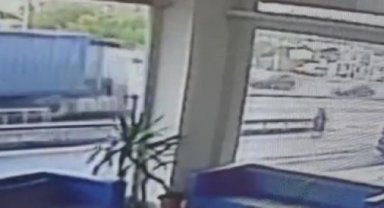Arnavutköy'de yolun karşısına geçmeye çalışan kadına otomobil çarptı