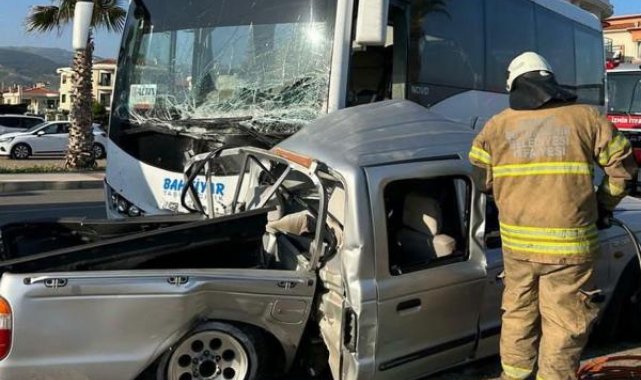 Asker ve sivil memurları taşıyan servis midibüsü ile kamyonet çarpıştı; 1 ölü, 6 yaralı