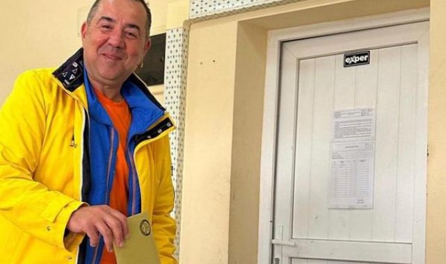 Ata Demirer, Bozcaada'da oy kullandı