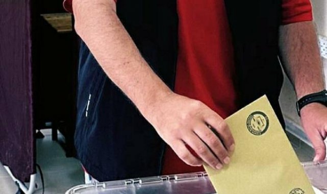 Ata Demirer, Bozcaada'da oy kullandı