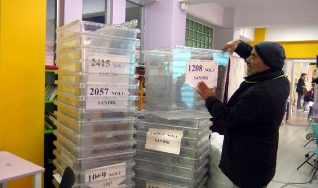 Avcılar'da 20 bine yakın seçmenin oy kullanacağı okula sandıklar geldi