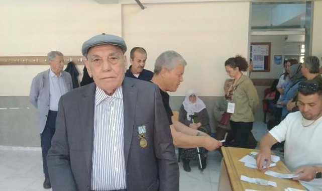 Aydın'da efe kıyafetleriyle oy kullandılar