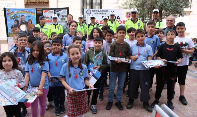 Aydın'da jandarma ve trafik ekipleri, vatandaşları bilgilendirdi
