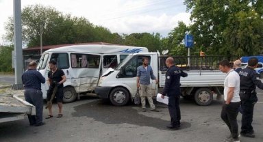 Aydın'da öğrenci servisi ile kamyonet çarpıştı: 12'si öğrenci 13 yaralı
