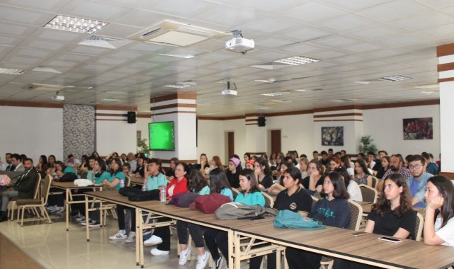 Ayvalık'ta 'Derste Akademisyen Var Projesi' hayata geçti