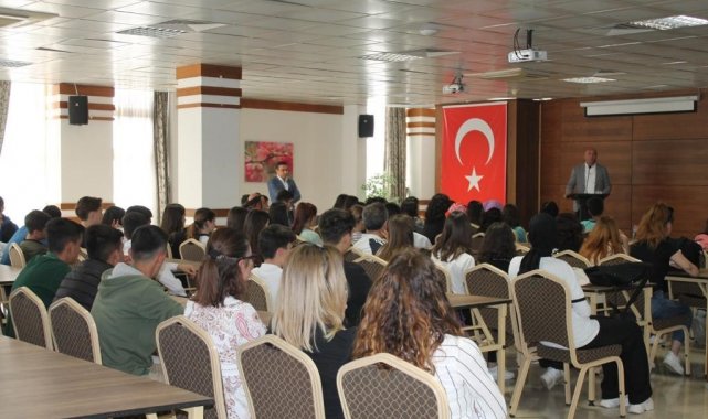 Ayvalık'ta akademisyenler öğrencilerle derste buluştu