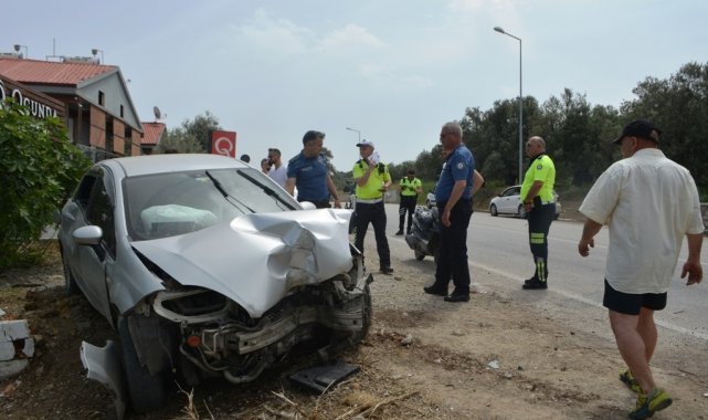 Ayvalık'ta kontrolden çıkan otomobil yayaya çarptı; 2 yaralı
