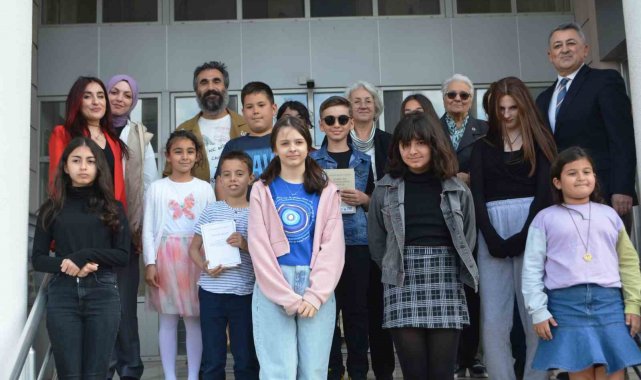 Ayvalık'ta Nejat Hürbaş Hikâye Yarışmasında dereceye girenler ödüllerine kavuştu