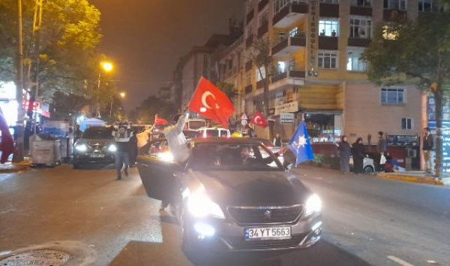 Bağcılar'da seçim kutlaması; vatandaşlar konvoy oluşturdu