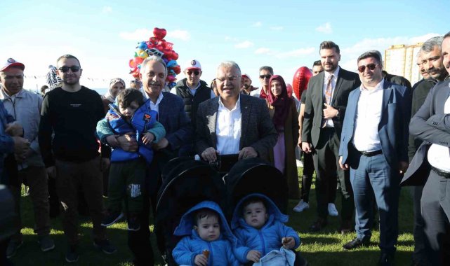 Bakan Akar ile Başkan Büyükkılıç, işçi ve aileleriyle konserde bir araya geldi