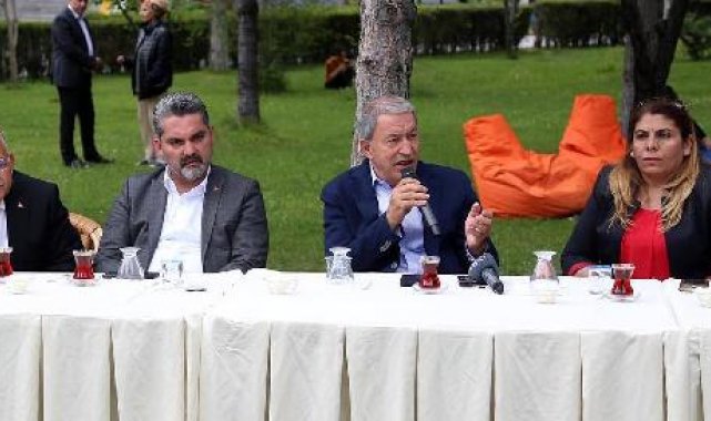 Bakan Akar'dan depremzedelere: Her şey normalleşinceye kadar başımızın tacısınız