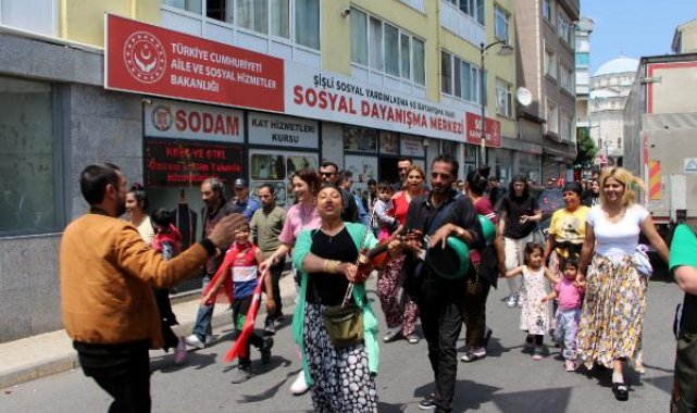 Bakan Derya Yanık Roman Mahallesi'nde çiçeklerle karşılandı