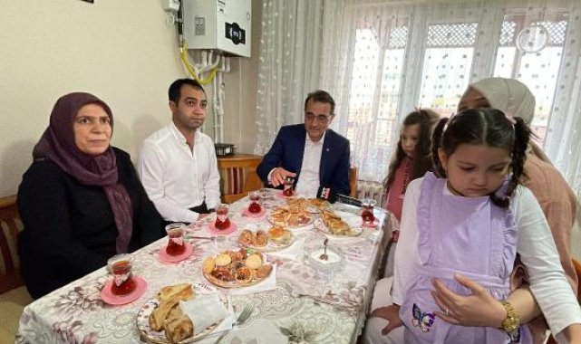 Bakan Dönmez, Eskişehir'de ilk kez evlerine doğal gaz bağlanan ailelere konuk oldu
