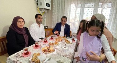 Bakan Dönmez, Eskişehir'de ilk kez evlerine doğal gaz bağlanan ailelere konuk oldu