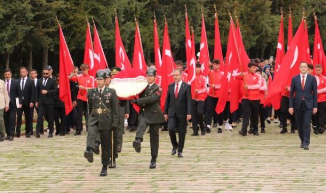 Bakan Kasapoğlu, gençler ve sporcularla Anıtkabir'i ziyaret etti
