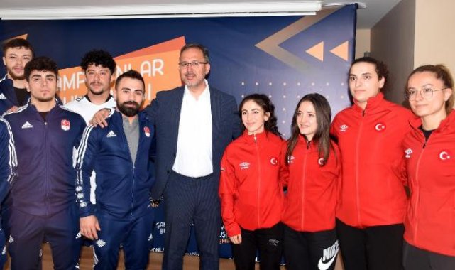 Bakan Kasapoğlu şampiyon sporcularla buluştu