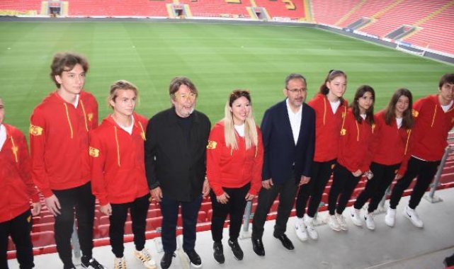 Bakan Kasapoğlu'ndan Göztepe'ye çifte müjde