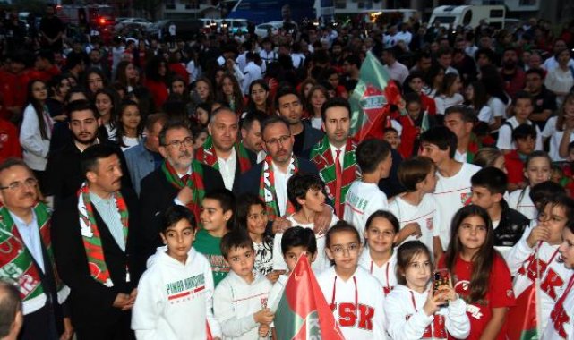 Bakan Kasapoğlu'ndan Karşıyaka'ya tesis müjdesi