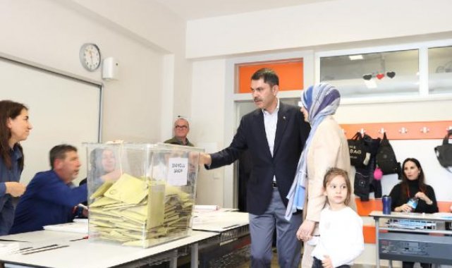 Bakan Kurum Ataşehir'de oy kullandı