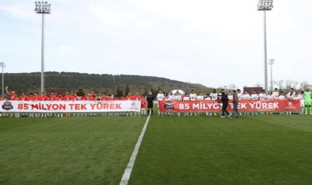 Bakan Kurum, depremzede çocuklarla maç yaptı; dostluk kazandı
