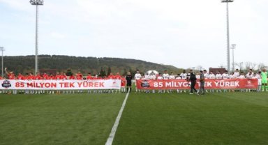 Bakan Kurum, depremzede çocuklarla maç yaptı; dostluk kazandı  