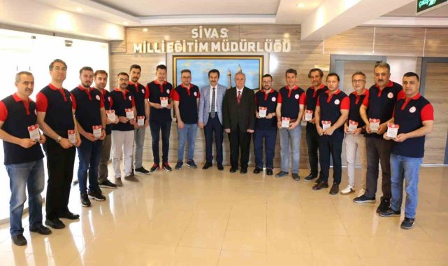 Bakan Özer'den Sivas AKUB'a plaket