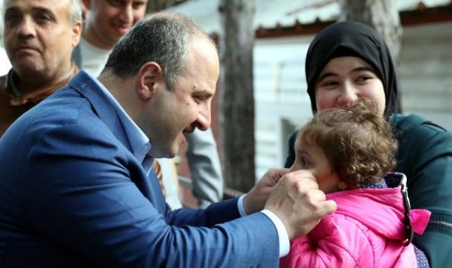 Bakan Varank, depremzedelerle buluştu