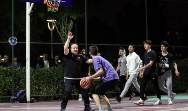 Bakan Varank, gençlerle basketbol oynadı