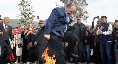 Bakan Varank, Hıdırellez ateşinin üzerinden atladı
