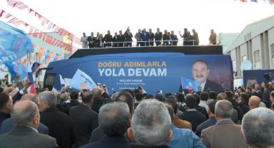 Bakan Varank, Hıdırellez ateşinin üzerinden atladı