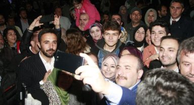 Bakan Varank, Hıdırellez ateşinin üzerinden atladı