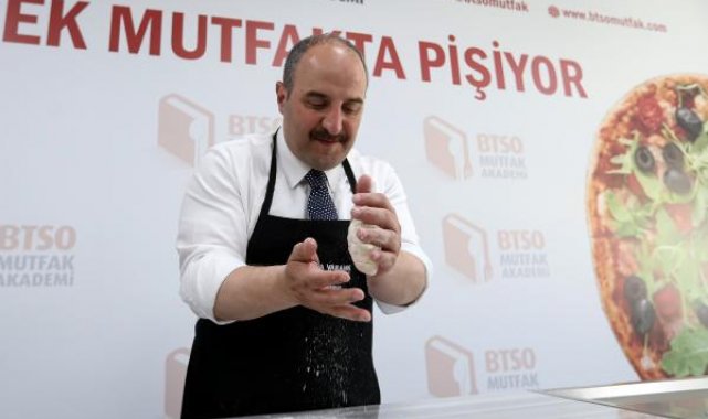 Bakan Varank mutfağa girdi, cantık ile süt helvası yaptı