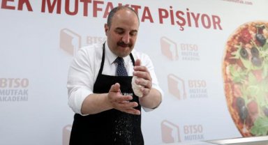 Bakan Varank mutfağa girdi, cantık ile süt helvası yaptı