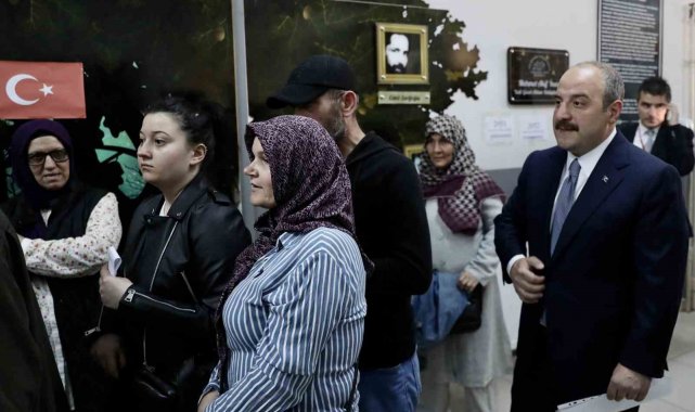 Bakan Varank oy kullanmak için 45 dakika sıra bekledi