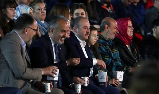 Bakan Varank, sözlerini skece konu eden Güldür Güldür Show ekibini izledi