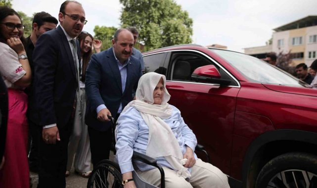 Bakan Varank, yürüme zorluğu çeken 70 yaşındaki kadını Togg ile sandığa getirdi