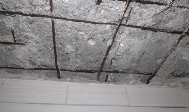 Balat'ta tavan betonu döküldü; midye kabukları ortaya çıktı