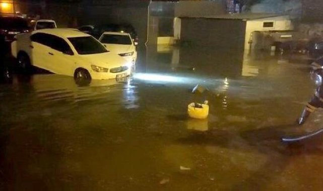 Balıkesir'de su baskını yaşanan yerlerde tahliye çalışması