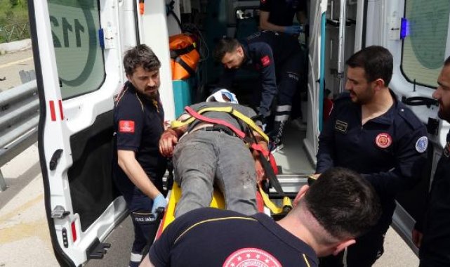 Bariyerlere çarpan kamyonetin sürücüsü yaralandı