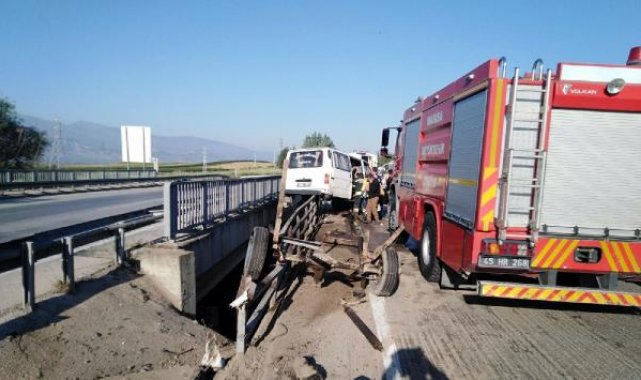 Bariyerlere çarpan minibüsteki aynı aileden 6 yaralı