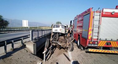 Bariyerlere çarpan minibüsteki aynı aileden 6 yaralı